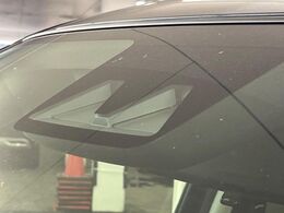 【スマートアシスト】走行中に前方の車両等を認識し、衝突しそうな時は警報とブレーキで衝突回避と被害軽減をアシスト。より安全にドライブをお楽しみいただけます。