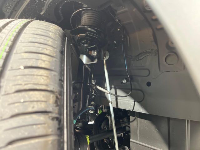 お車を安心してお乗りいただく為には、足回りの定期点検が欠かせません。サービスサポート（有償保証）では無料点検もご提供しており、安心のカーライフをお過ごしいただけるサポート体制が整っています。