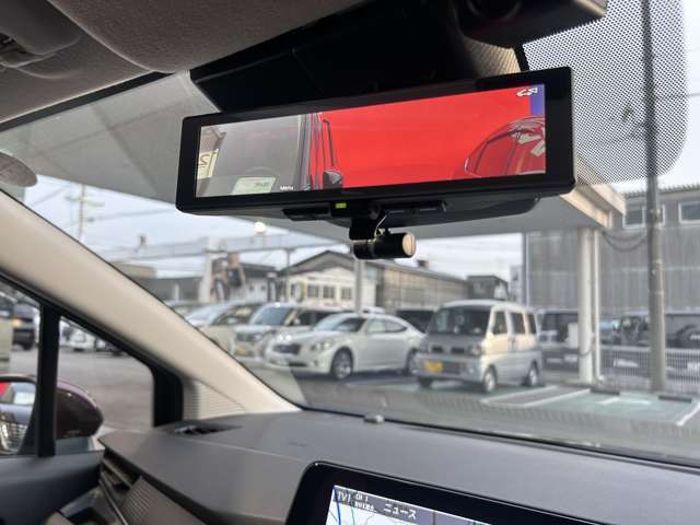リアのカメラの画像を表示する『スマートルームミラー』で荷物いっぱいでも後部が見えます。 ディーラーオプション「前ドラレコ」も装備