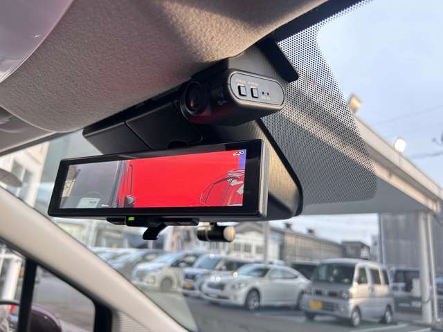 ディーラーオプション『前＋車室内ドライブレコーダー』装備。表示は「スマートフォンアプリ」で行います。