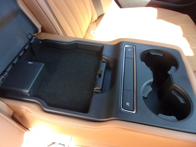 後部座席のアームレストには、カップホルダー、シートヒーターのスイッチ、充電用のUSB端子を装備しています。