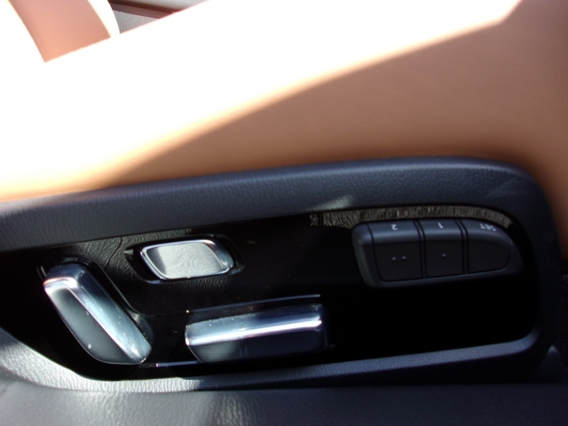 運転席の電動シート。メモリーボタンが2つあるので、ご夫婦など体格の違う方が使用する際にシートポジションをワンタッチで調整できます！