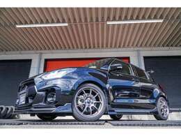 KUHLレーシングフルエアロ、マフラー、WORKホイール、グッドイヤータイヤ、ブリッツ製車高調を装着したマニュアル車両です！！フルエアロで迫力ある1台です★もちろんフルセグナビ、ETC、Bカメラ付です！！