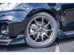 KUHLレーシングフルエアロ、マフラー、WORKホイール、グッドイヤータイヤ、ブリッツ製車高調を装着したマニュアル車両です！！フルエアロで迫力ある1台です★もちろんフルセグナビ、ETC、Bカメラ付です！！