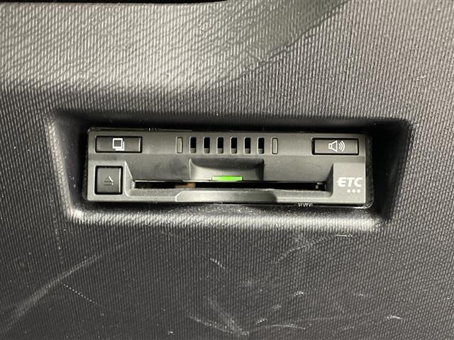 【ETC】有料道路を利用する際に料金所で停止することなく通過できる、ETC車載器（ノンストップ自動料金収受システム機器）が装備されています。セットアップを行うことで利用可能になります。