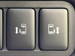 【両側パワースライドドア】スマートキーや運転席のスイッチで後席両側スライドドアの開閉が可能♪電動だから力を入れてドアを開ける必要が無く、小さなお子様でも簡単に開け閉めでき快適です♪