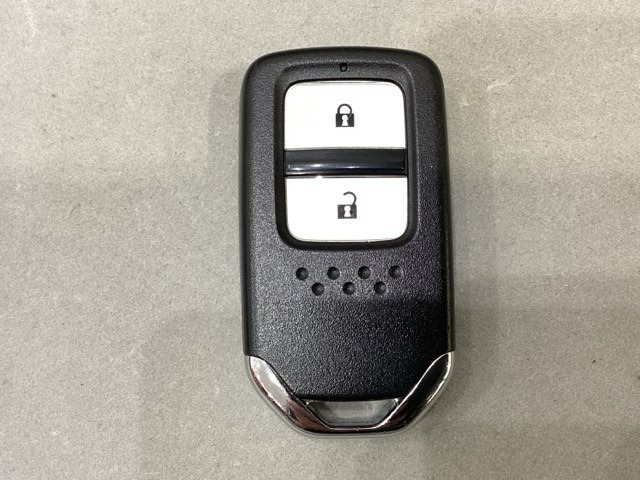 スマートキーを装備しています。鍵を差し込むことなくドアロックの開け閉めと、スタートボタン操作でのエンジンスタートができます。