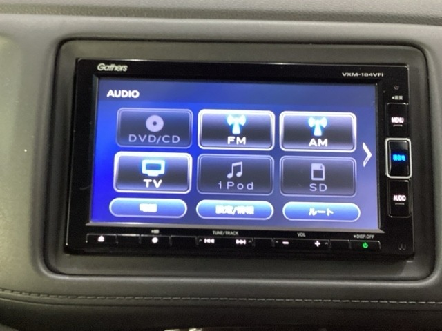 ナビゲーションはフルセグTV対応のGathers純正メモリーナビを搭載しています。Bluetoothオーディオ機能がありますので、スマートフォンなどの音楽も再生できます。