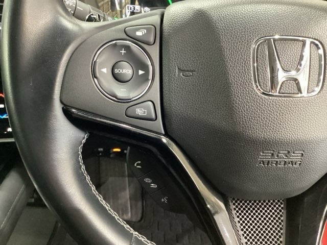 ステアリングスイッチがついていますので、オーディオのチャンネル変更、ボリューム、ジャンル変更が操作可能です。ハンドルから手を離さず安全に操作できます。