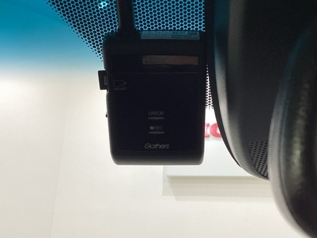 ドライブレコーダーが前方の監視をしてくれます。衝突や急ブレーキなどを感知した場合に、記録された動画が万が一の際に直前の状況を把握する手助けとなります。