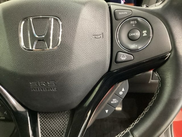 ハンドルにHondaセンシング系のクルーズコントロールやレーンキープアシストなどの操作スイッチが装備されています。ハンドルから手を離さず安全に操作できます。