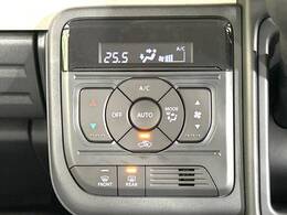 【オートエアコン】一度お好みの温度に設定すれば、車内の温度を検知し風量や温度を自動で調整。暑い…寒い…と何度もスイッチ操作をする必要はありません。快適な車内空間には必須の機能ですね♪