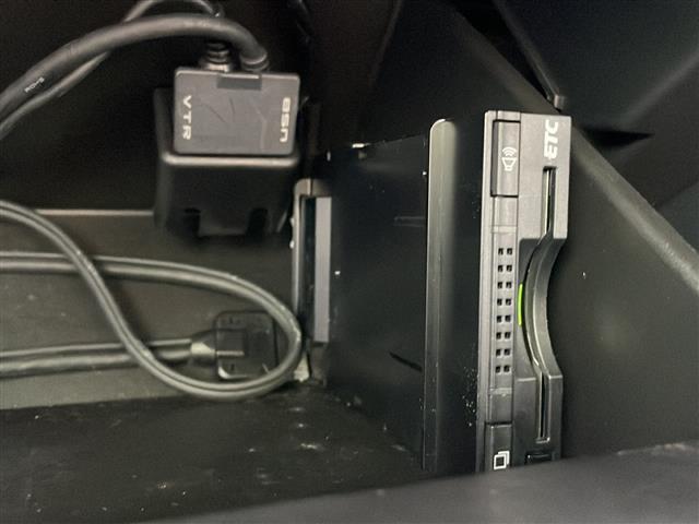 【ETC】有料道路を利用する際に料金所で停止することなく通過できる、ETC車載器（ノンストップ自動料金収受システム機器）が装備されています。セットアップを行うことで利用可能になります。