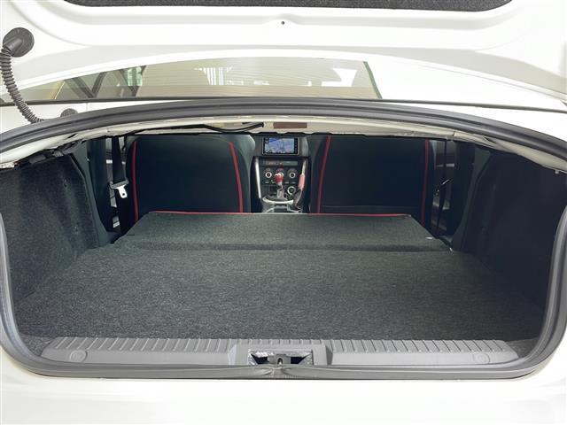 【トランク】積み込みやすくて、たっぷり積める荷室です。シートアレンジできるものは、乗車人数と荷物の量や大きさによってシートを動かすことができるので、より快適なドライブが可能です！