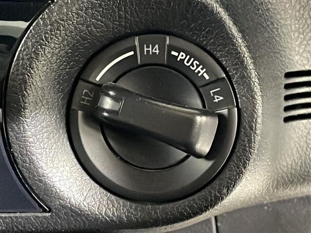 【トランスファースイッチ/トランスファーレバー（4WD）】通常は2WDで走行し、悪路や雪道など滑りやすい路面でのみ4WDに切り替えることができます！