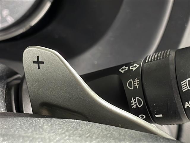 【パドルシフト（AT車）】MT車と同じように好きなギアで走ることができます！ステアリングから手を離さずに指先だけでシフト操作ができ、よりスポーティな走りをお楽しみいただけます。