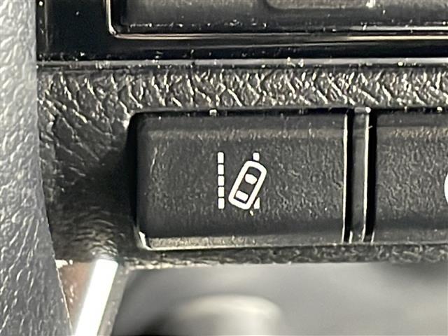 【レーンディパーチャーアラート（LDA）】クルマが車線または走路から逸脱する可能性がある場合に、ブザーまたはハンドルの振動により注意をうながします。機能には限界があるためご注意ください。