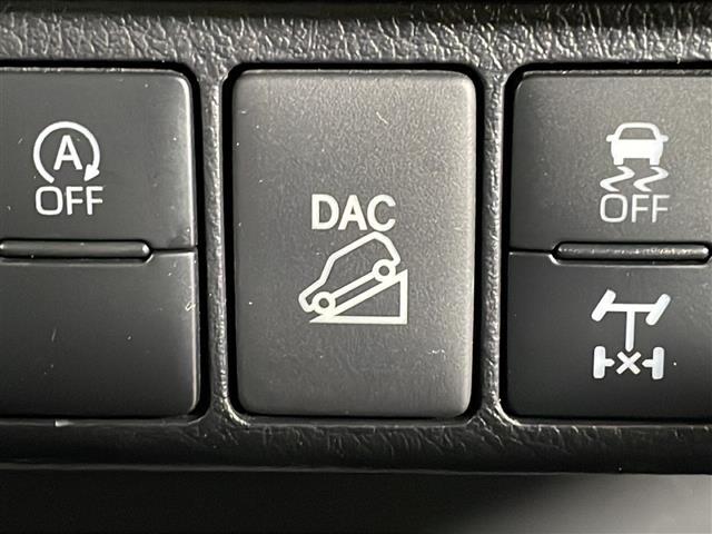 【ダウンヒルアシストコントロールシステム（DAC）】急な下り坂を降下する際でも、システムが安全な速度での走行を維持できるようにブレーキ制御を行いサポートします！オフロード・積雪路などで活躍します！
