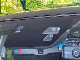 【スマートブレーキサポート】走行中に前方の車両等を認識し、衝突しそうな時は警報とブレーキで衝突回避と被害軽減をアシスト。より安全にドライブをお楽しみいただけます。