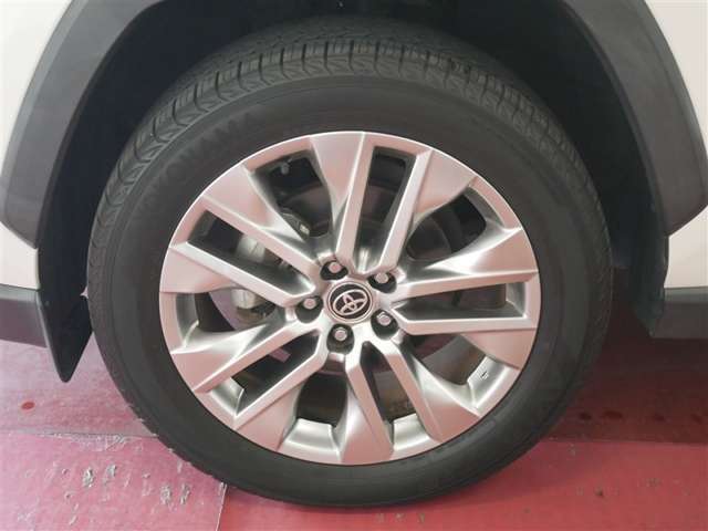 スポーティな印象を与える純正ホイールです。どこまでも走っていきたくなるようなデザインですね♪