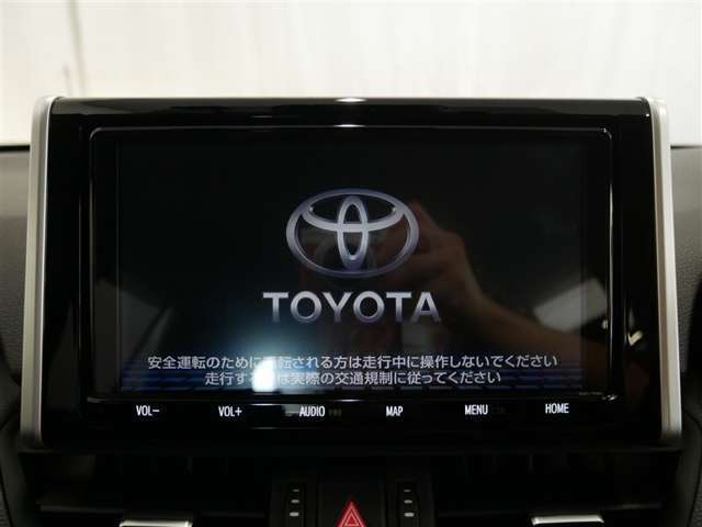 純正ナビを装備。タッチパネル式で使いやすく、お出かけもラクラクです。