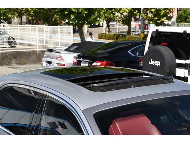 【サンルーフ】車内には爽やかな風や太陽の穏やかな光が差し込みます。快適なドライブをお楽しみ頂けます。