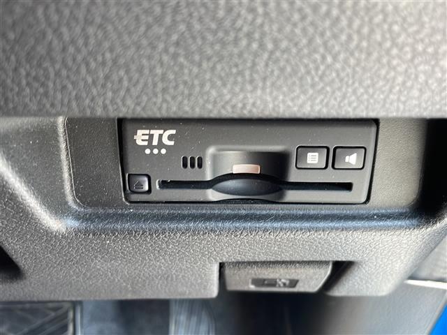 【ETC】有料道路を利用する際に料金所で停止することなく通過できる、ETC車載器（ノンストップ自動料金収受システム機器）が装備されています。セットアップを行うことで利用可能になります。