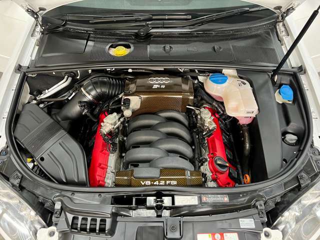 ダウンサイジングが常識となってしまった現在のモラルに反しV8NAエンジンはどこまでも伸びていきそうな加速感を味わえる◎レブリミットは8250rpmに設定されMTミッションの楽しさを思い出させてくれる！