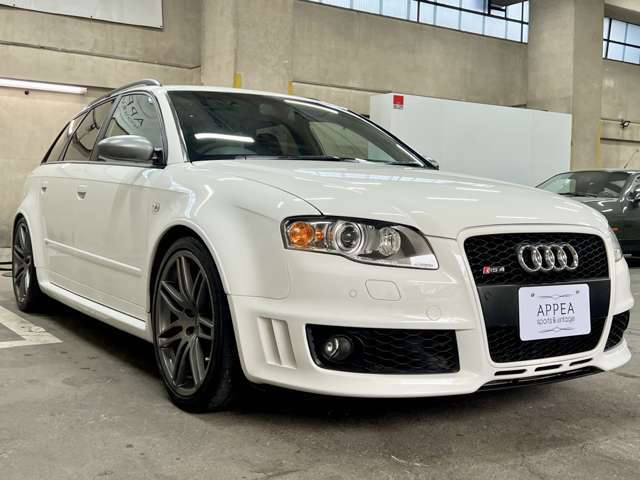 4163ccV型8気筒FSIエンジンを搭載！420psのハイパワーとトルクは43.8kgmを発生！0-100km/h加速は4.8秒で200km/hまでは16.9秒と高性能を発揮◎6速MTのみの設定！