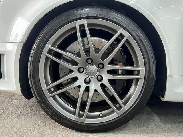 RS4専用19AWはLTD専用のチタンカラーで仕上げられホワイトの車体色を引き締める◎キャリパーは黒でさり気ない！ローダウン＆ブリスターフェンダーは王道のスポーツルック！一味違う大人の走り屋感を演出◎