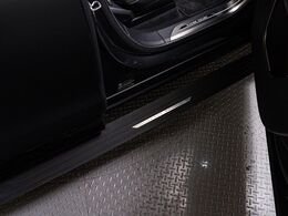 電動サイドステップを装備しております。負担が少なく乗降が可能になります。ルーフへのアクセスも良くなるため、キャリアを付けたときや洗車時にも足場として使えます。