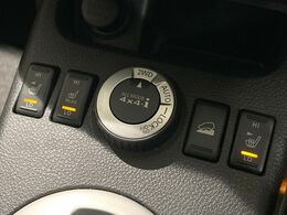 【シートヒーター】寒い日に重宝するシートヒーター！エアコンより早く温まってくれるので寒がりの人も安心ですね♪エアコンの温風は乾燥するから苦手、という方にもをおすすめです。