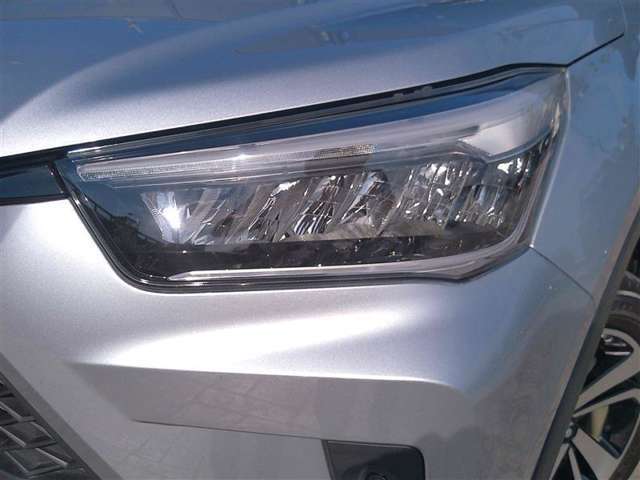 夜間でも明るいLEDヘッドライトがついたお車です
