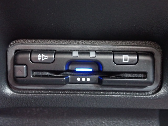 ■【ETC車載器】が装備されています。セットアップをしてお渡しとなり、ETCカードを差し込むだけで高速道路の利用が可能です。
