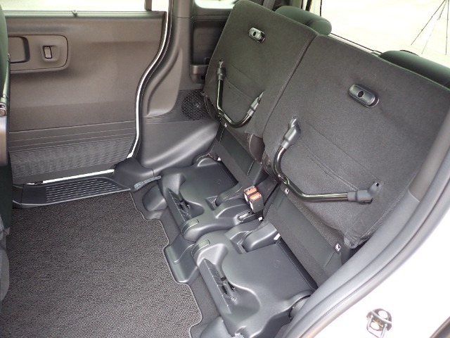 ◆チップアップ＆ダイブダウン機構付【ULTR SEAT】は後席座面を左右分割で跳ね上げることができます。トランクで積載できない背の高い荷物をラクラク収納できます。ホンダ車ならではの人気装備です。
