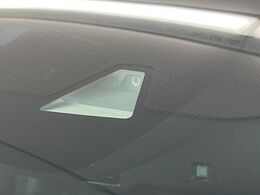 【ホンダセンシング】走行中に前方の車両等を認識し、衝突しそうな時は警報とブレーキで衝突回避と被害軽減をアシスト。より安全にドライブをお楽しみいただけます。