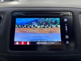 【バックカメラ】駐車時に後方がリアルタイム映像で確認できます。大型商業施設や立体駐車場での駐車時や、夜間のバック時に大活躍！運転スキルに関わらず、今や必須となった装備のひとつです！