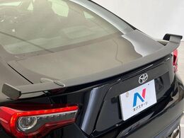 【リヤスポイラー】スポーツカーらしさがグッと引き立つリヤスポイラーを装着♪高速走行時のスタビリティ（走行安定性）向上に役立ちます。