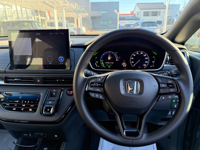 ハンドル廻りのお写真です。ハンドルの右側にはクルーズコントロールが装備されております♪