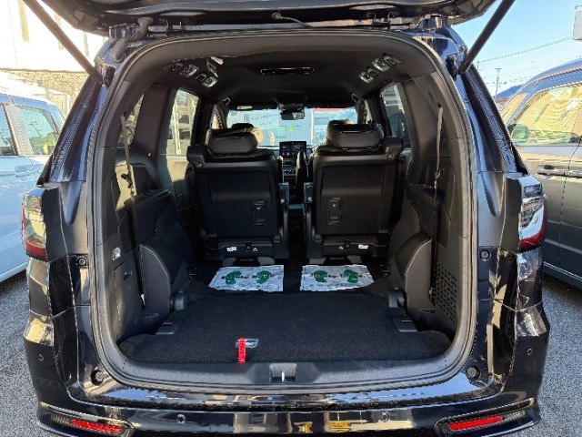 リアラゲッジルームアレンジ後のお写真です。シートを畳むとここまでの広さが御座います。沢山の荷物を積むことが出来ますね♪