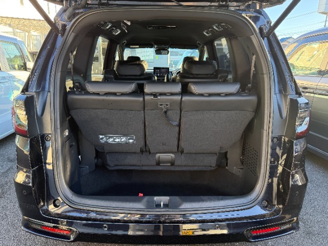 リアラゲッジルームのお写真です。開口部が大きく荷物の出し入れが楽に行えますね♪