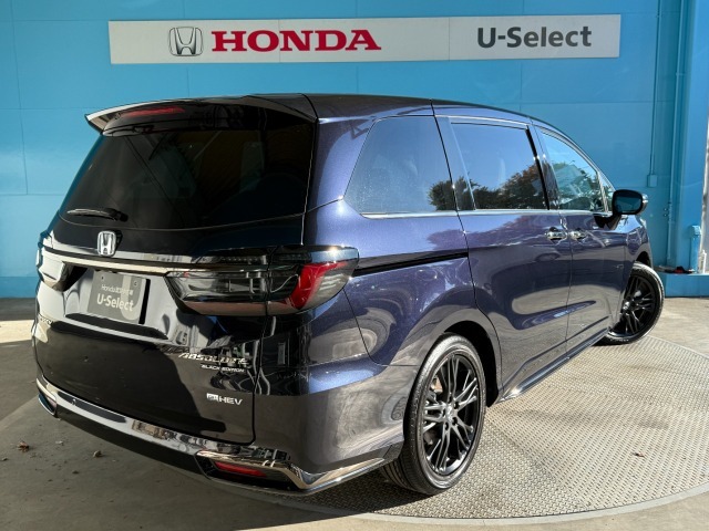 リアビューのお写真です。　リアガラスは純正でプライバシーガラスを装備しており外から車内が見えにくくなっております♪