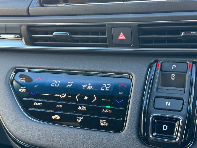 フルオートエアコンのお写真です。ボタン一つで年中快適な温度でお過ごし頂けます♪