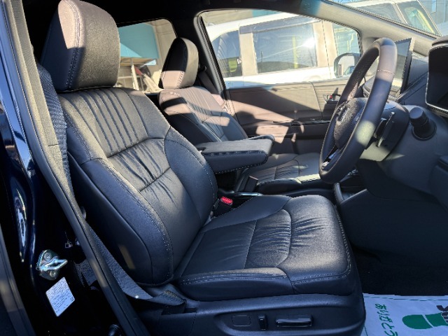 フロントシートのお写真です。　広い足元と、ゆったり座れるシートは長時間の運転でも疲れにくくなっております♪