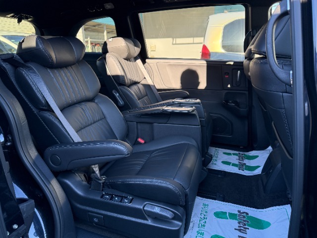 後部座席のお写真です。キャプテンシートでゆったりおくつろぎ頂けます♪