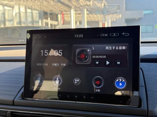 社外11インチディスプレイを搭載しております♪