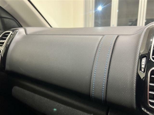[ダッシュボード]助手席側のダッシュボードは青のステッチがありナッパレザーの色に近づけて違和感のない質感です。帯状の装飾は昔の旅行カバンをモチ-フにしており旅へと誘うデザインアイテムになっております。