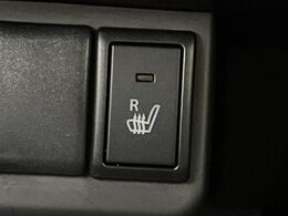 【シートヒーター】寒い日に重宝するシートヒーター！エアコンより早く温まってくれるので寒がりの人も安心ですね♪エアコンの温風は乾燥するから苦手、という方にもをおすすめです。