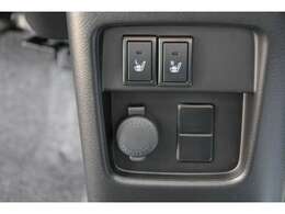 運転席、助手席には座面が温かくなるシートヒーター付き！さらに、後席の足元に温風を送り込むリヤヒーターダクトも装備して、寒い日でも室内全体を暖かくキープします＾＾