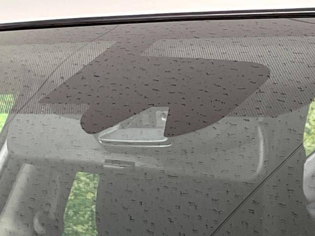 【エマージェンシーブレーキ】走行中に前方の車両等を認識し、衝突しそうな時は警報とブレーキで衝突回避と被害軽減をアシスト。より安全にドライブをお楽しみいただけます。